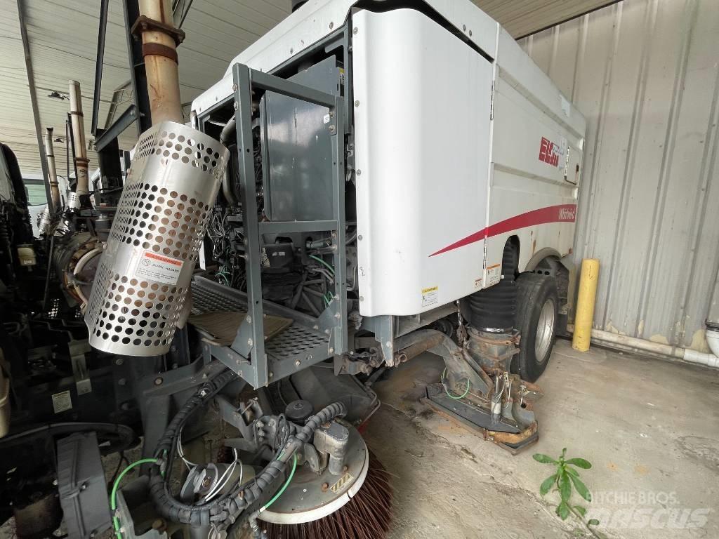 UD 3300 Sweeper trucks