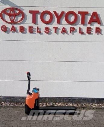 Toyota LWI 160 Pedestrian stacker