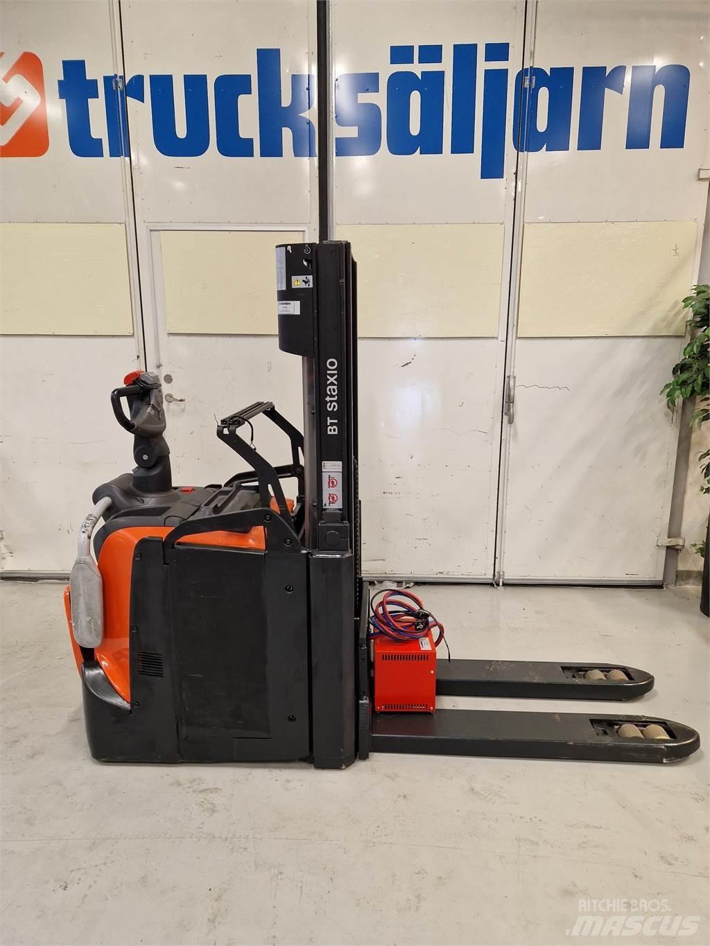 Toyota SPE200D Pedestrian stacker