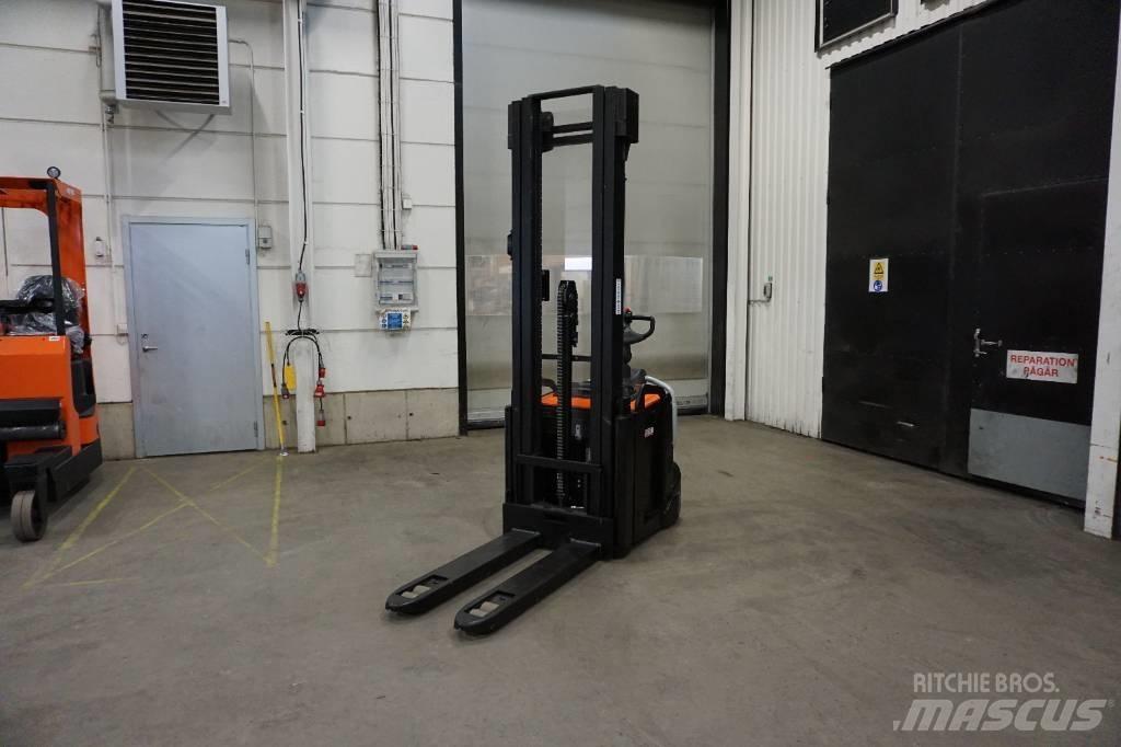 Toyota SPE160L Pedestrian stacker