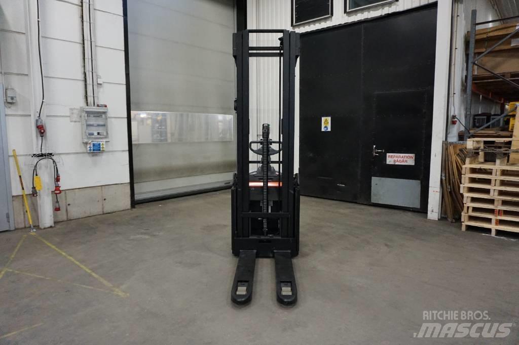 Toyota SPE160L Pedestrian stacker