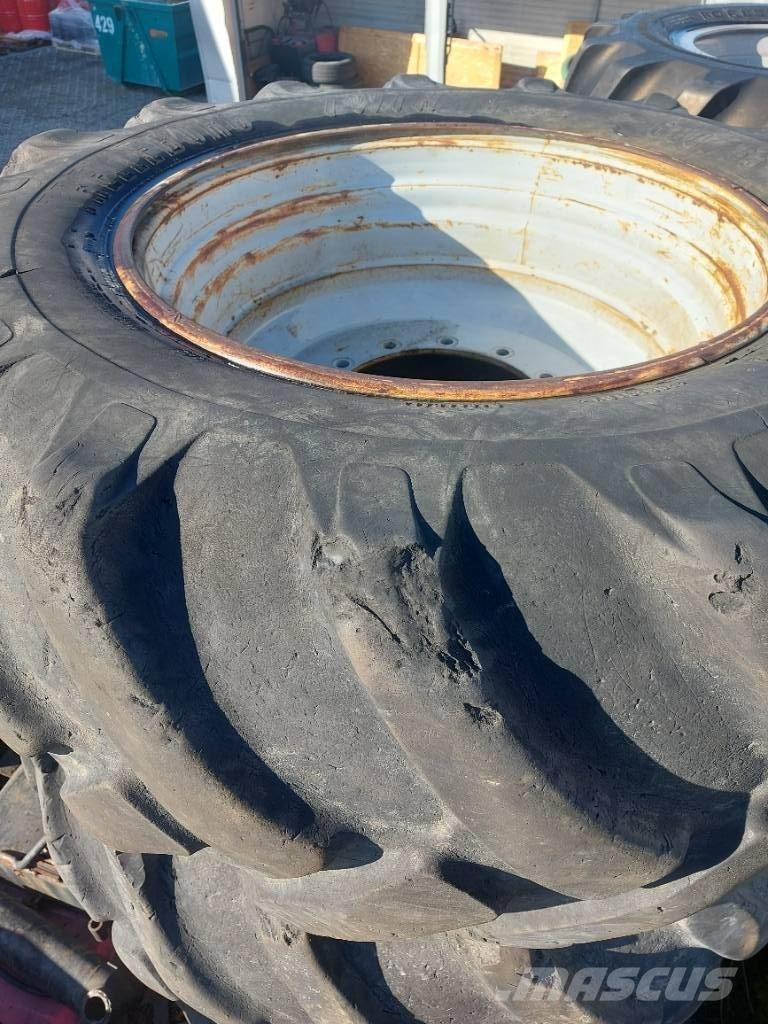 Komatsu 901 Tyres, wheels and rims