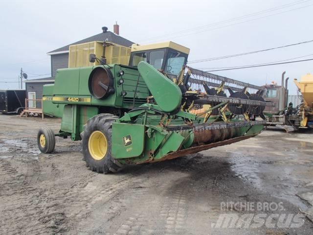 John Deere 4420 Combine harvesters