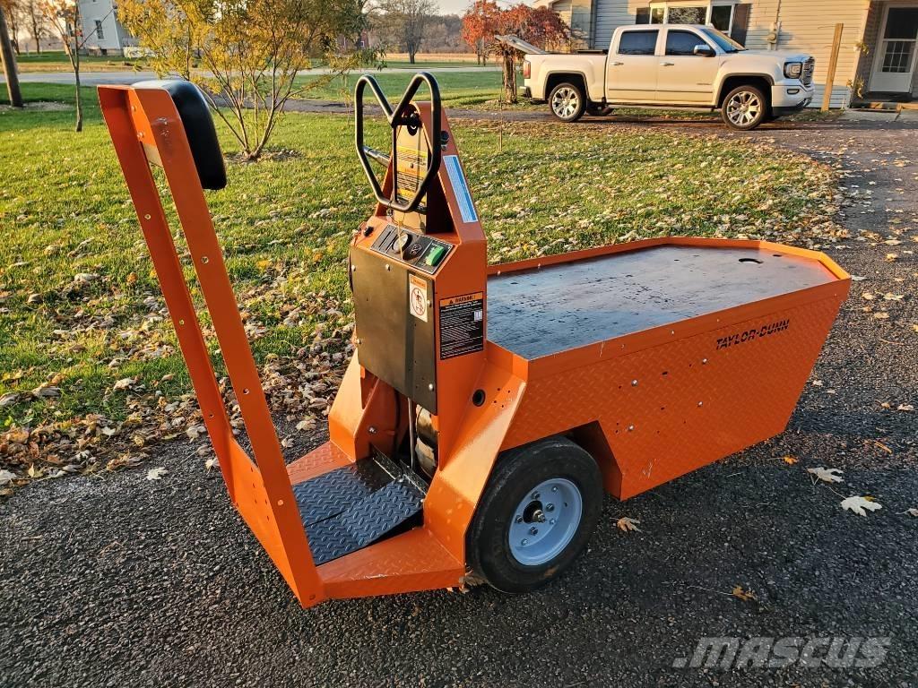 Taylor-Dunn SC090 Tow truck