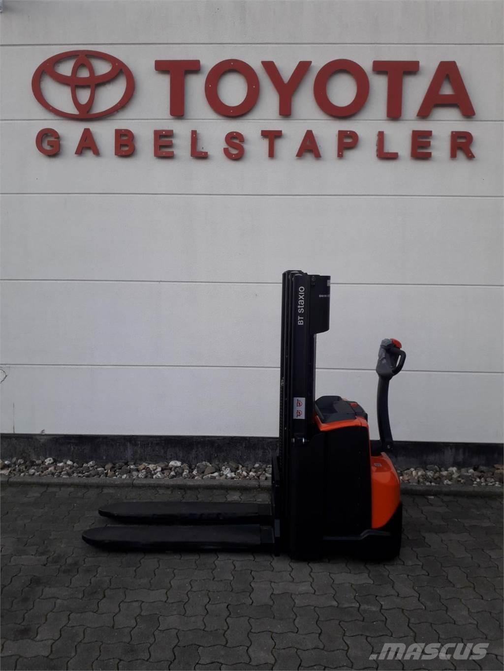 Toyota SWE120 Pedestrian stacker