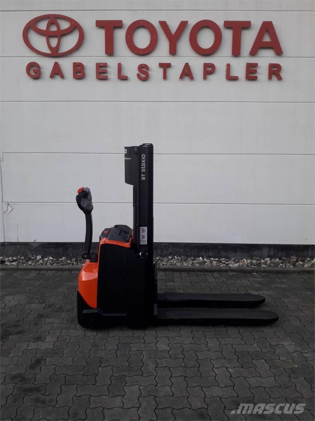 Toyota SWE120 Pedestrian stacker