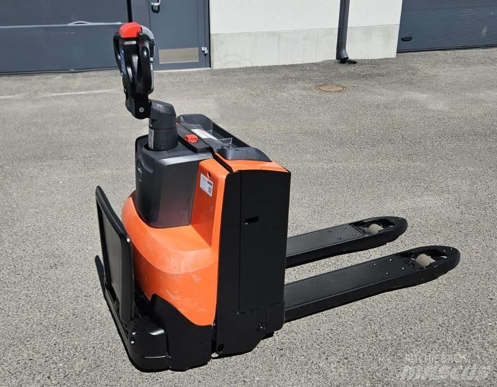 Toyota LWE 200 Low lift with platform