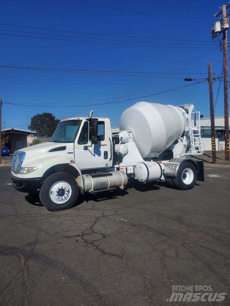 International 4300 Flatbed / Dropside trucks