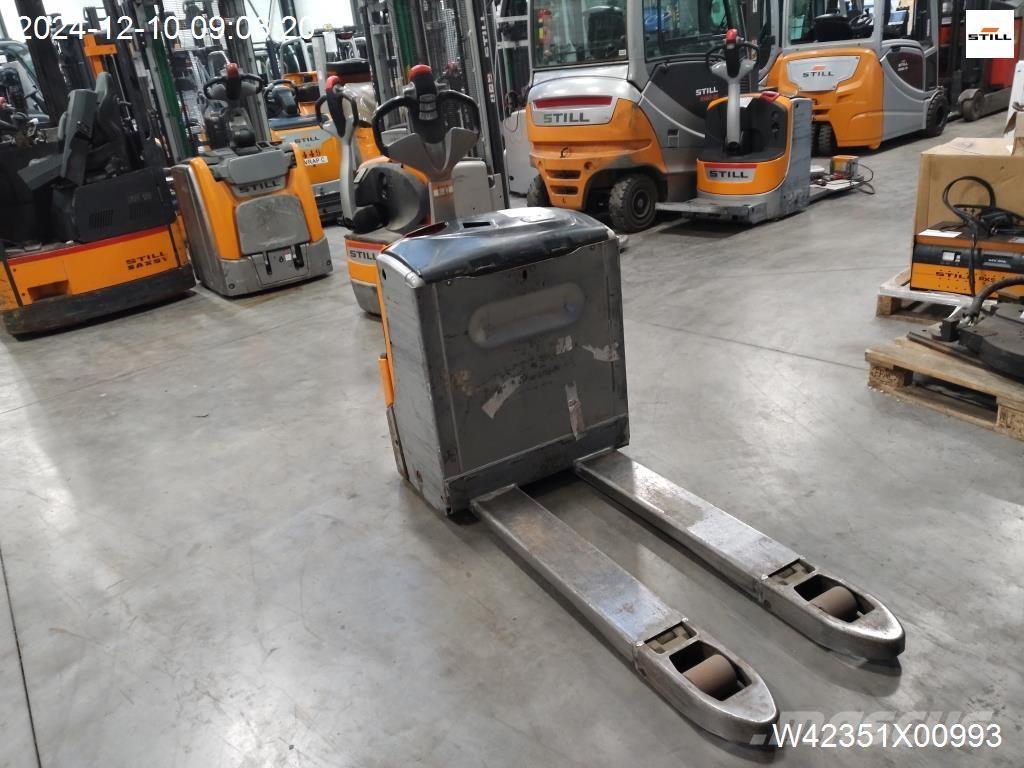 Still EXU16 Pedestrian stacker