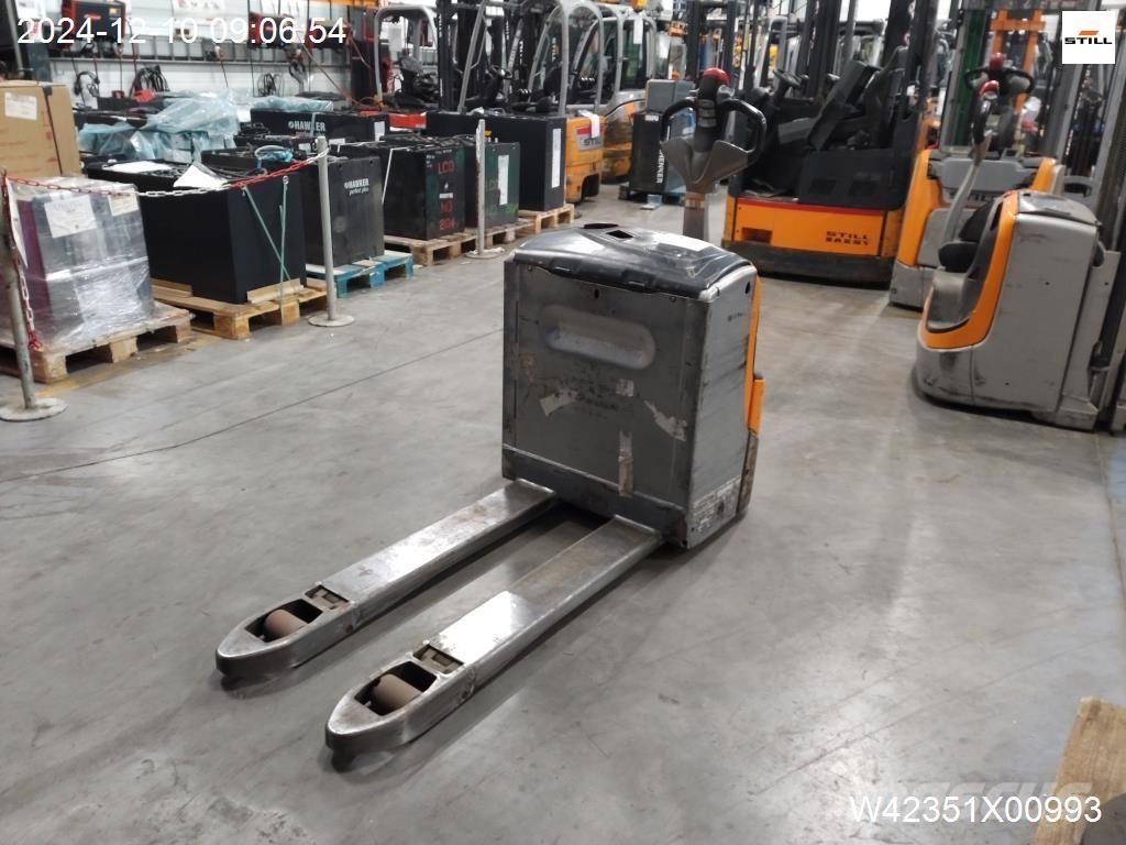 Still EXU16 Pedestrian stacker