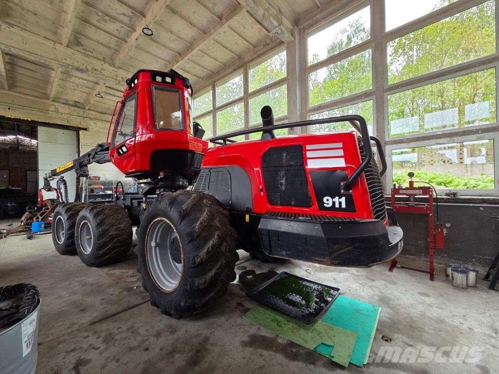 Komatsu 911 Harvesters