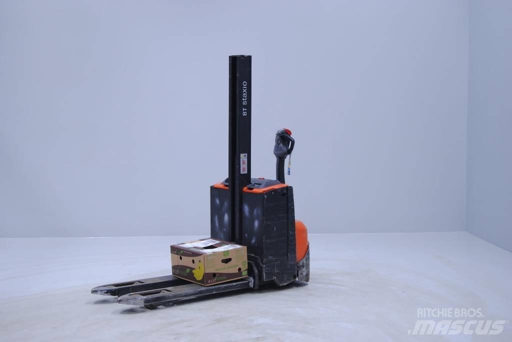 Toyota SWE080L Pedestrian stacker