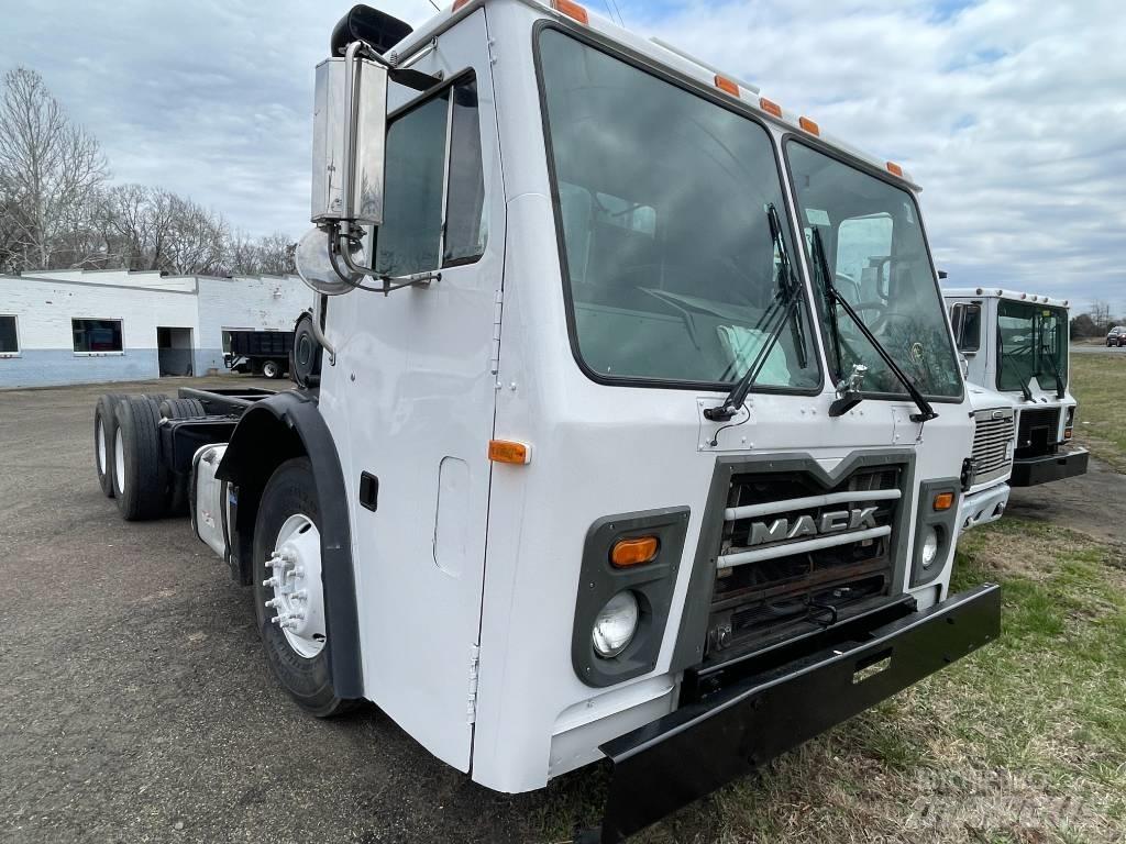 Mack LEU613 Chassis Cab trucks