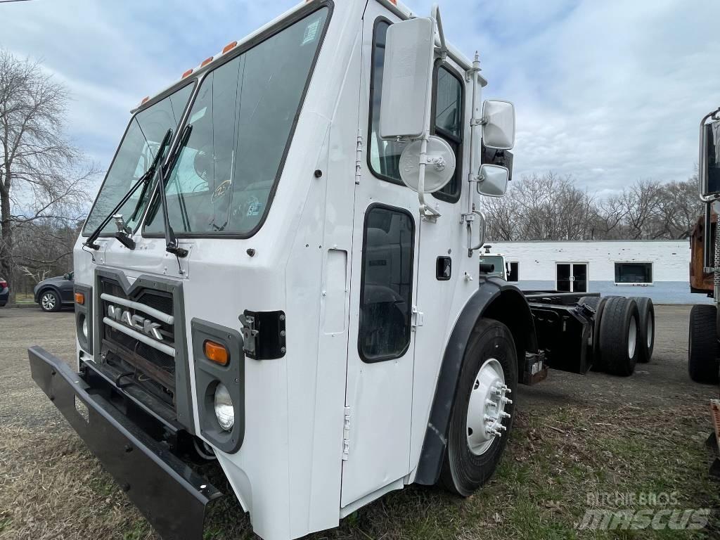 Mack LEU613 Chassis Cab trucks