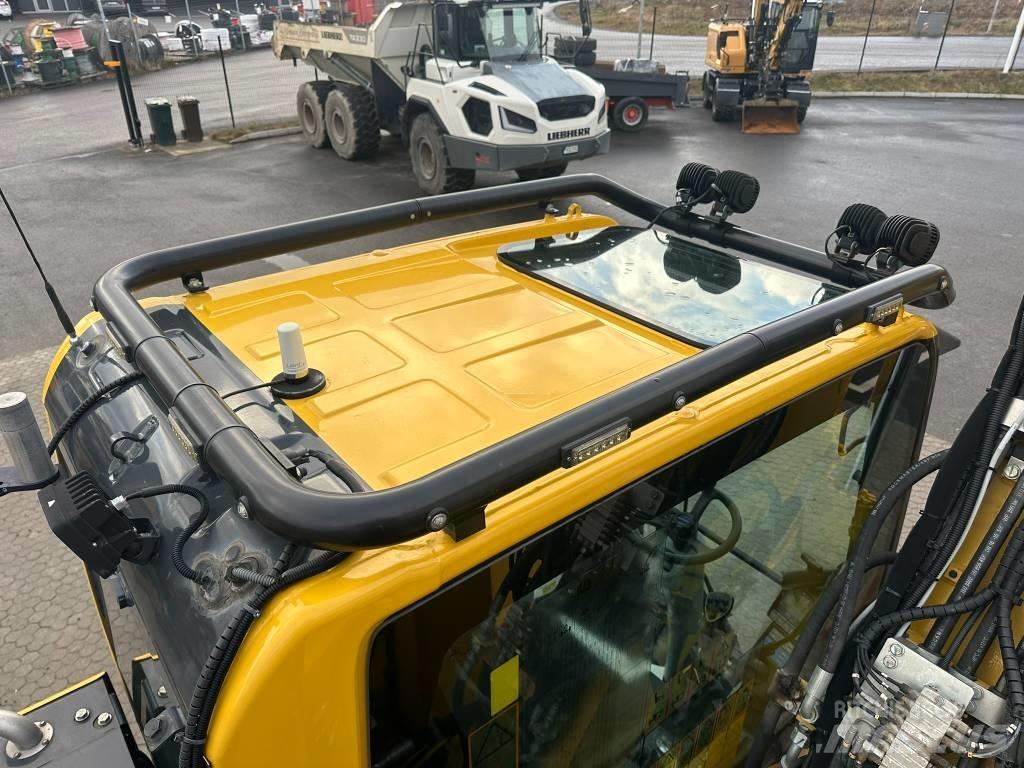 Komatsu PW 148-11 Wheeled excavators