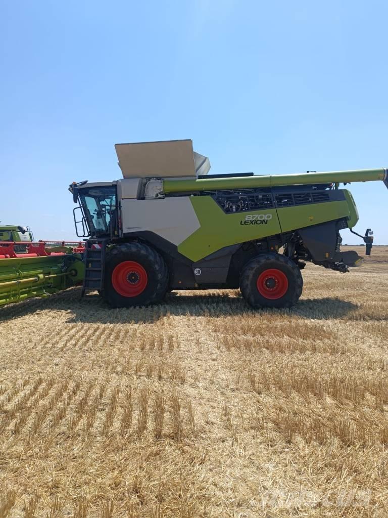 CLAAS Lexion 8700 Combine harvesters