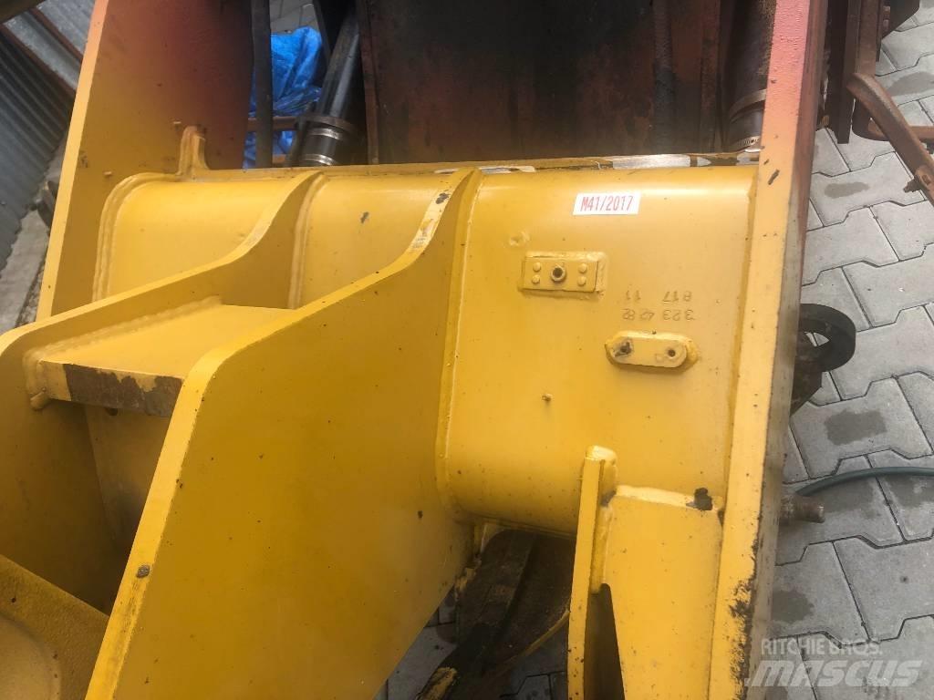 CAT 906 ramiona Chassis and suspension