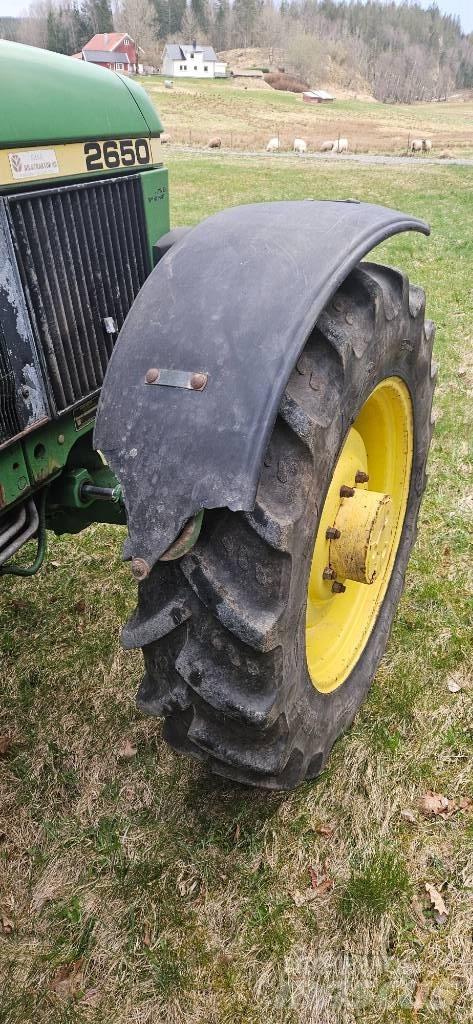John Deere 2650 Tractors