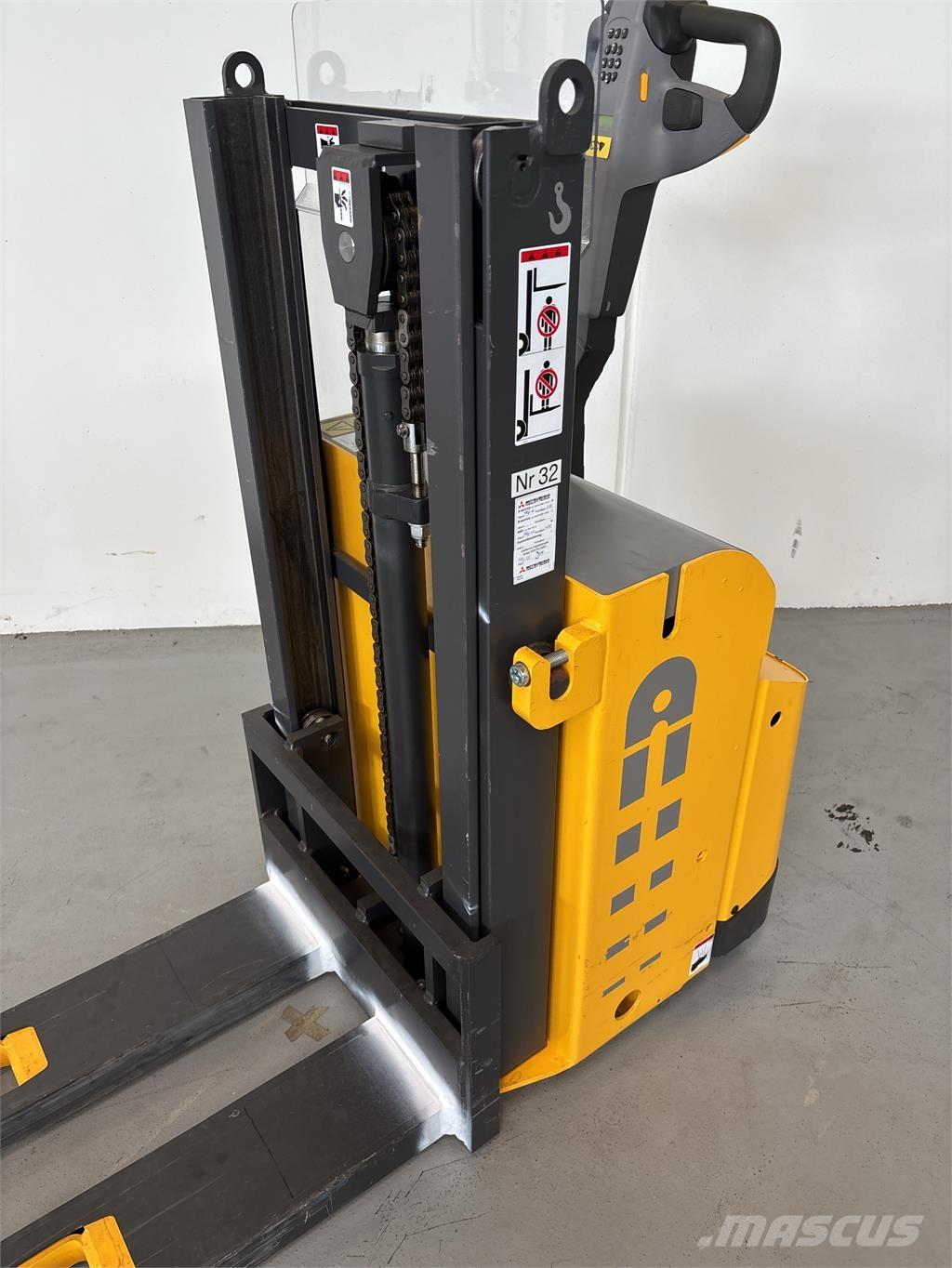 Atlet PSL125 Pedestrian stacker