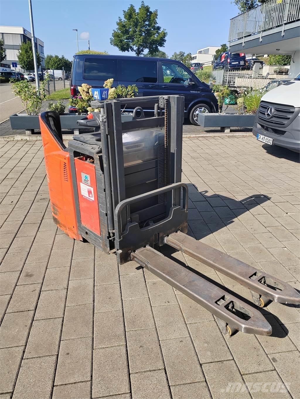 Linde L12 LHP SP Pedestrian stacker