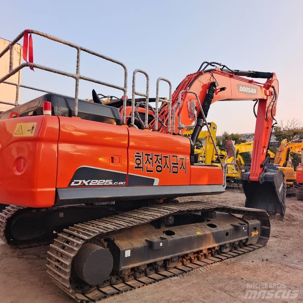 Doosan 225 LC Crawler excavators