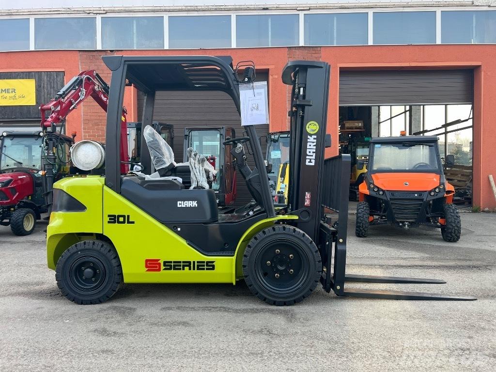 Clark S 30 L LPG trucks