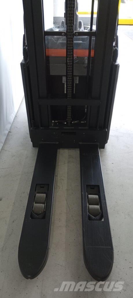 Toyota SPE160L Self propelled stackers