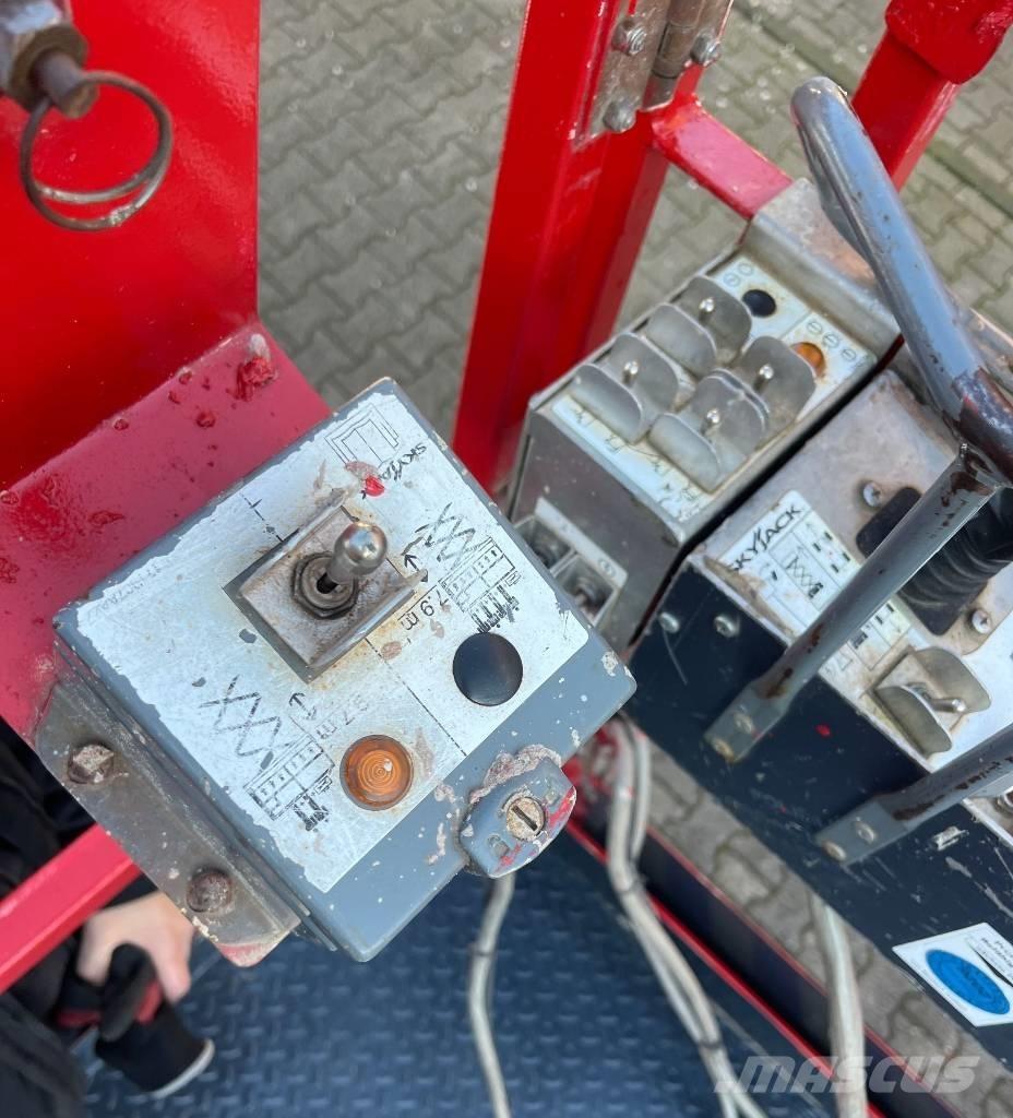 SkyJack SJ 6832 RT Scissor lifts