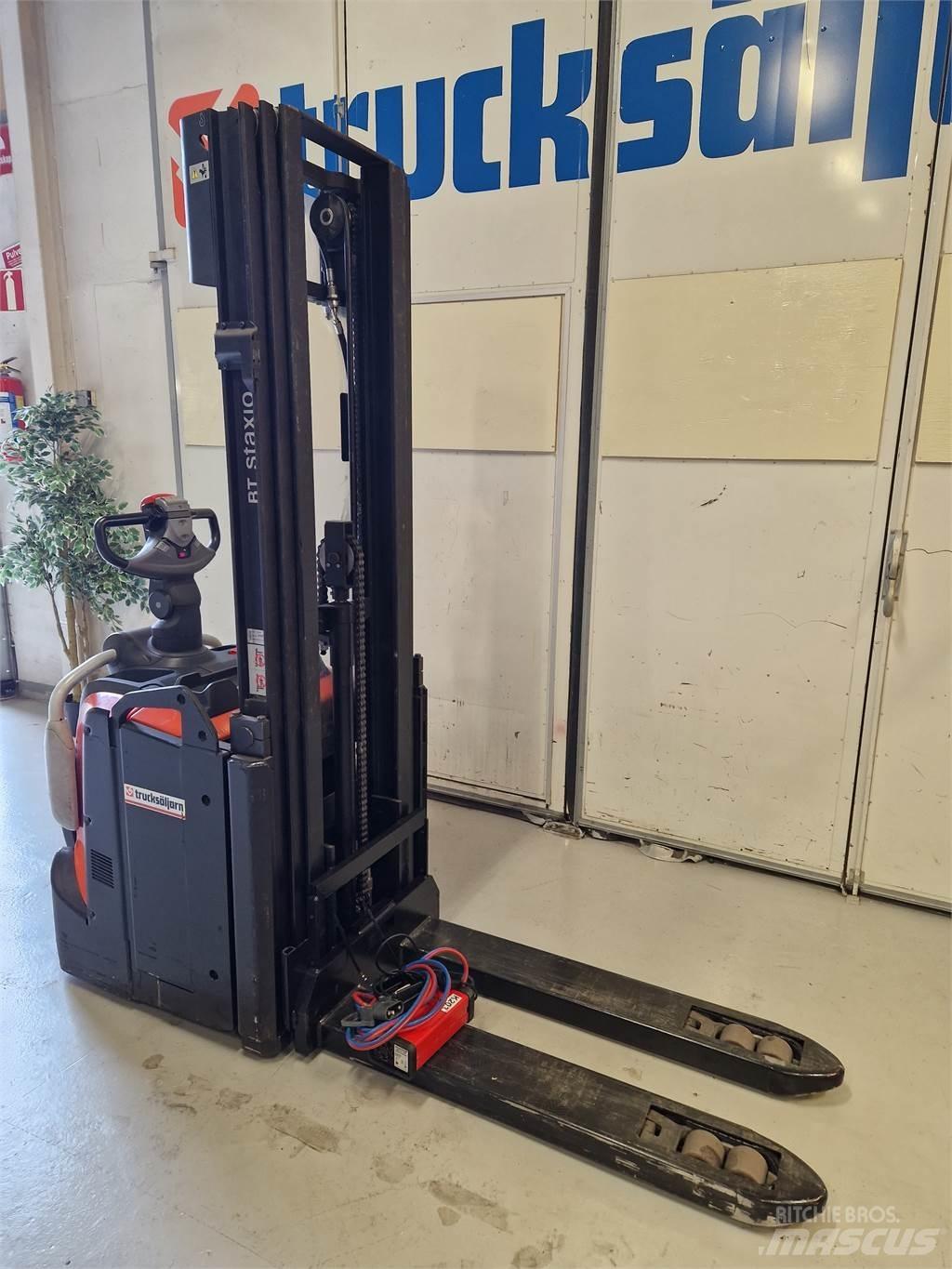 Toyota SPE120L Pedestrian stacker