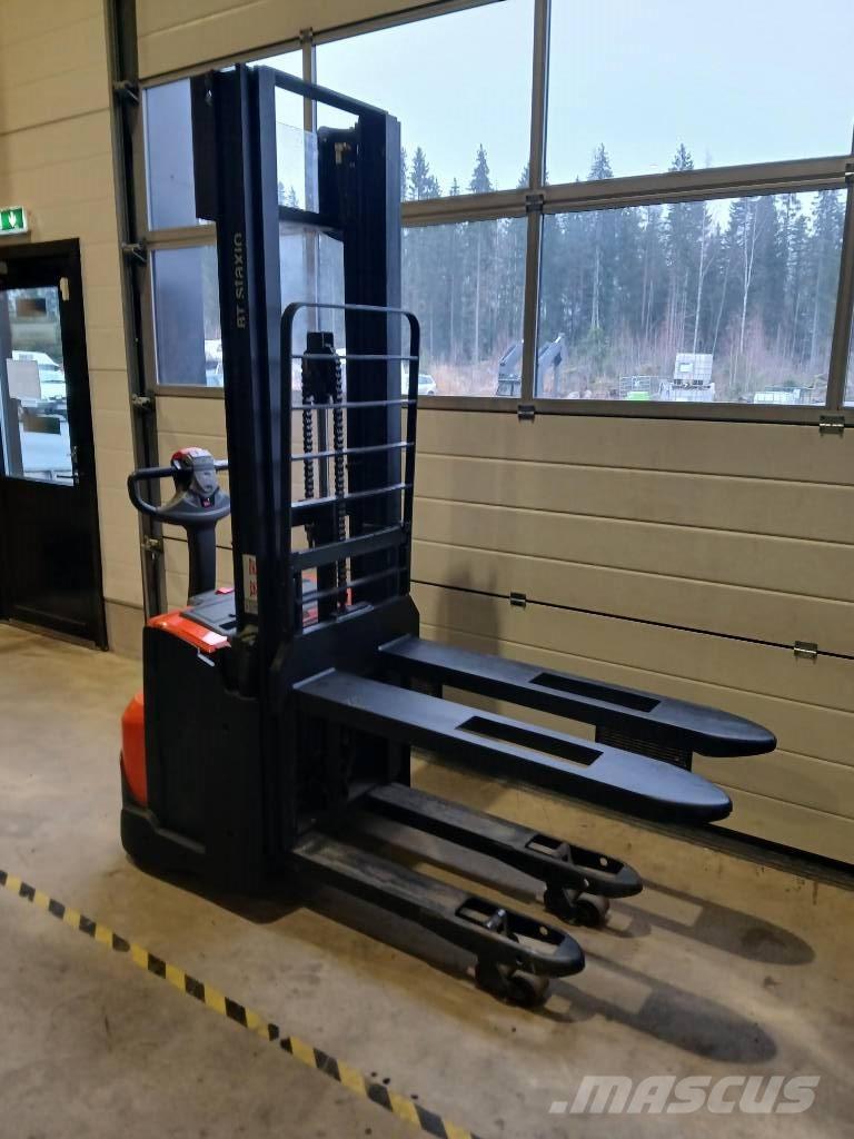 Toyota SWE 120 L Pedestrian stacker