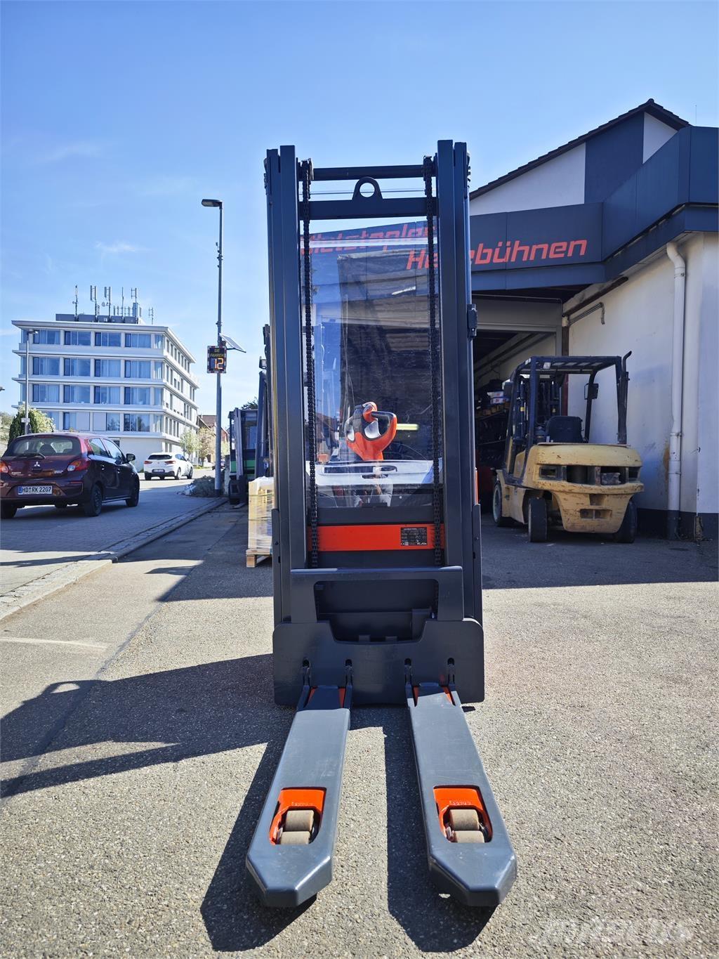 Linde L16 Self propelled stackers