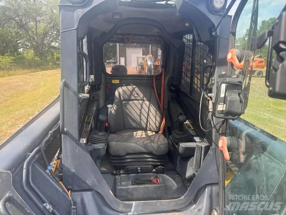 John Deere 325G Skid steer loaders
