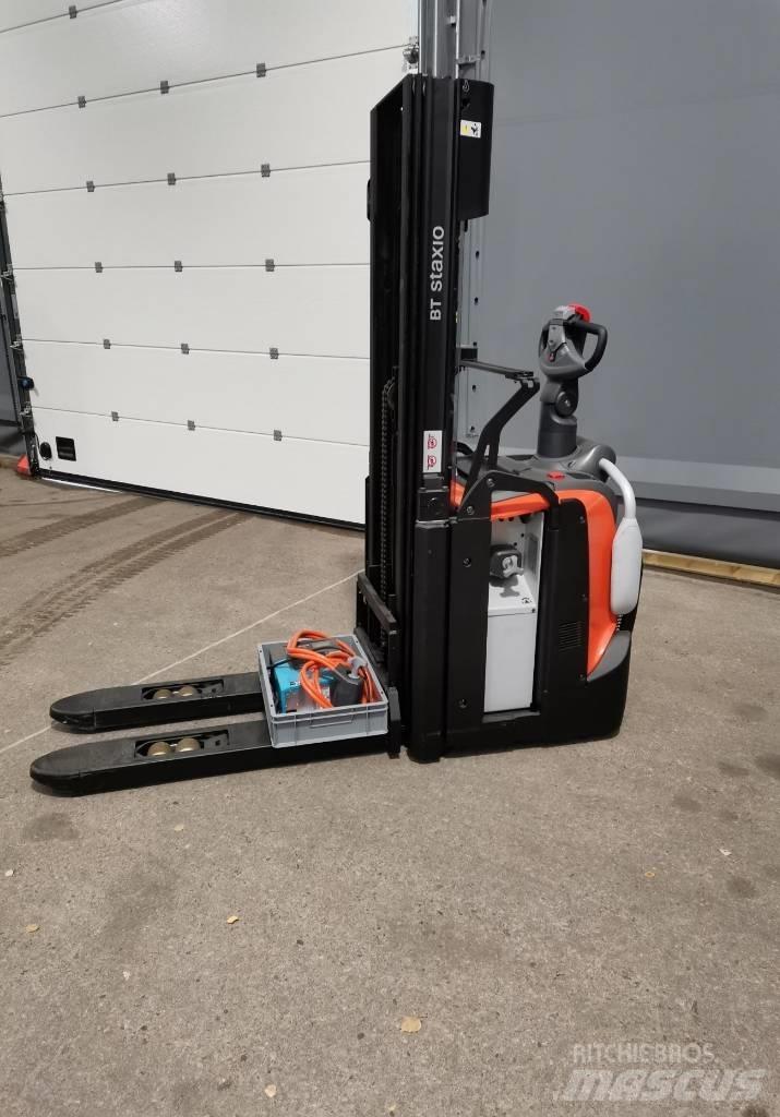 Toyota SPE120L Pedestrian stacker