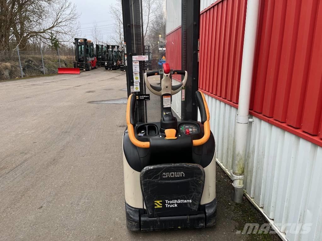 Crown ET 4000-1.2 Pedestrian stacker