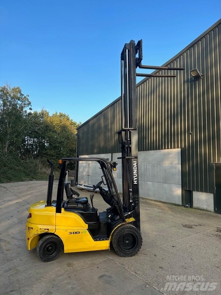 Hyundai 30 D-9 Diesel trucks