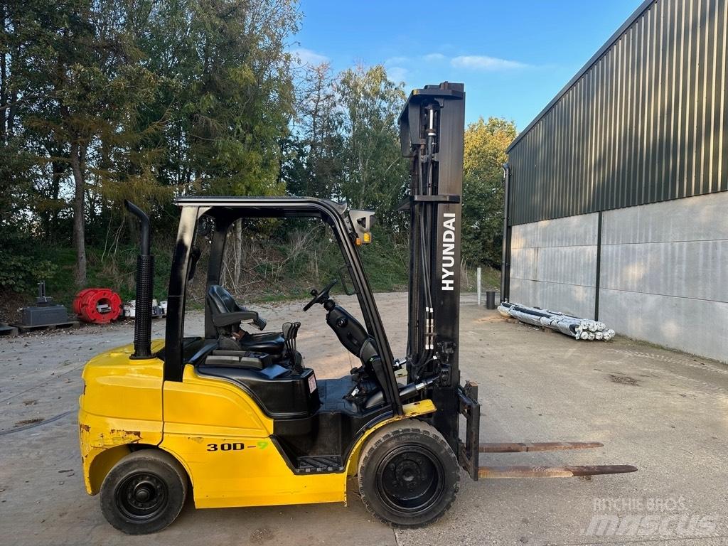 Hyundai 30 D-9 Diesel trucks