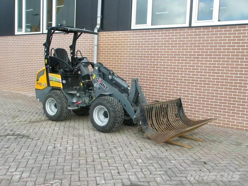 GiANT G2200E Mini loaders