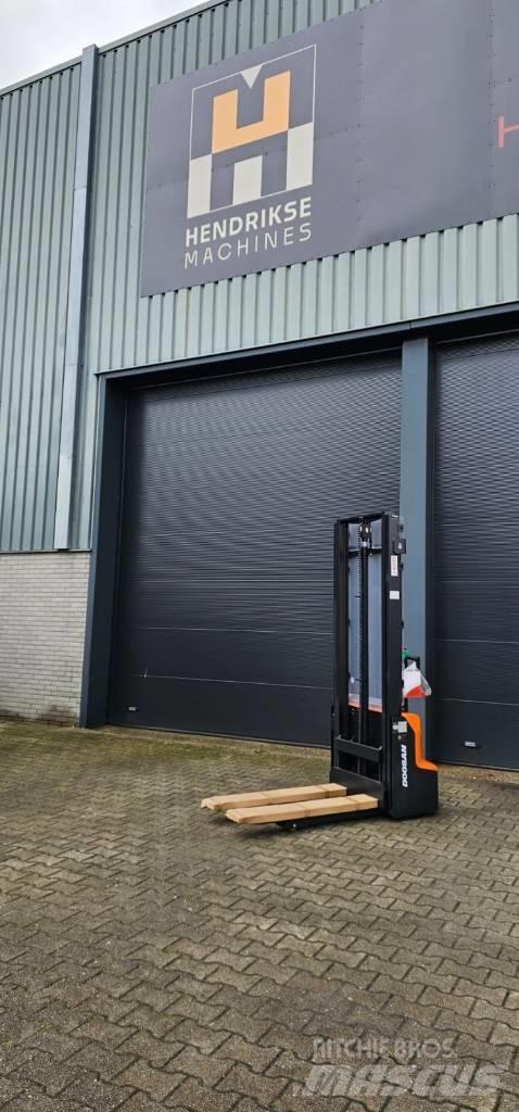 Doosan LSM 12 N Pedestrian stacker