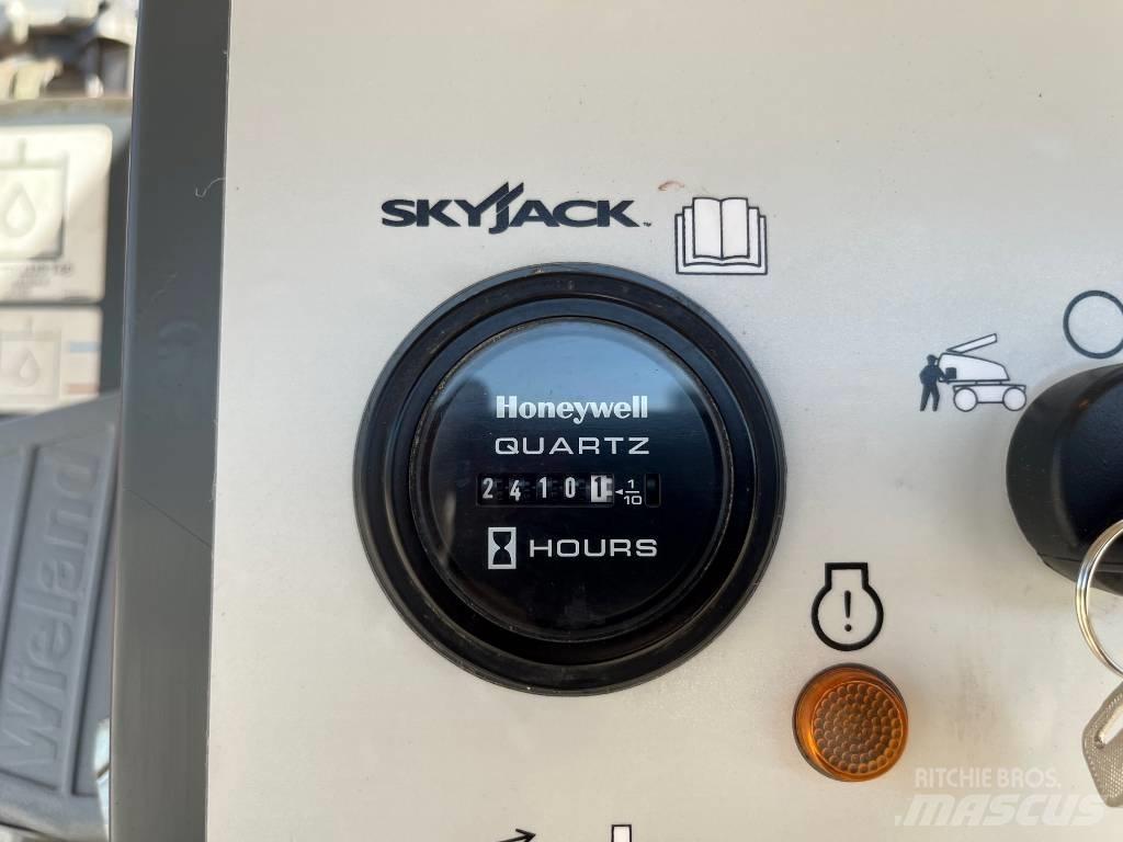 SkyJack SJ63AJ Articulated boom lifts