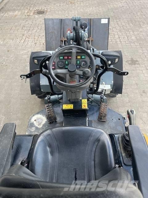 GiANT V452T X-TRA HD Mini loaders