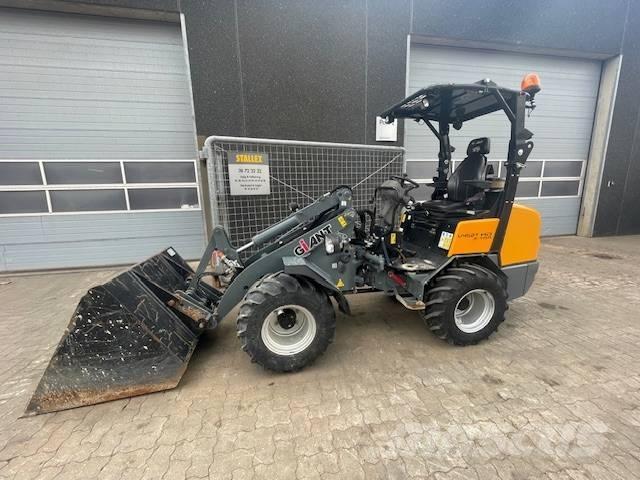GiANT V452T X-TRA HD Mini loaders