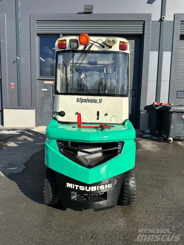 Mitsubishi FD25N Diesel trucks