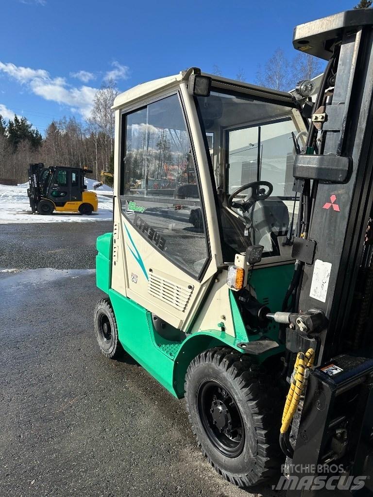 Mitsubishi FD25N Diesel trucks