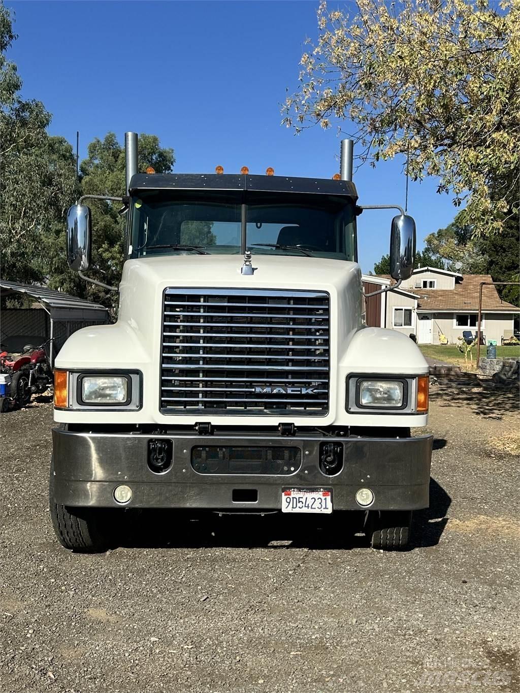 Mack CHU 613 Prime Movers