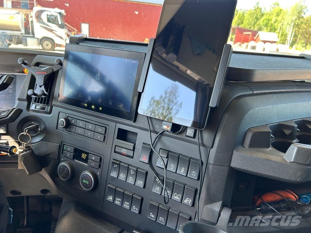 Volvo FH 540 8x4 Hook lift trucks