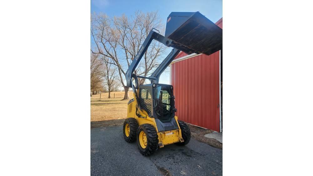John Deere 318 D Skid steer loaders