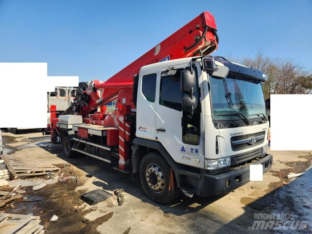 Horyong SKY450 Truck mounted platforms
