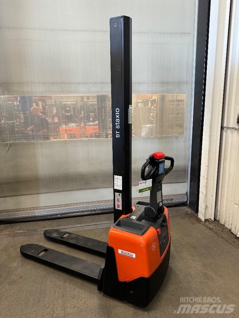 Toyota HWE100 Pedestrian stacker