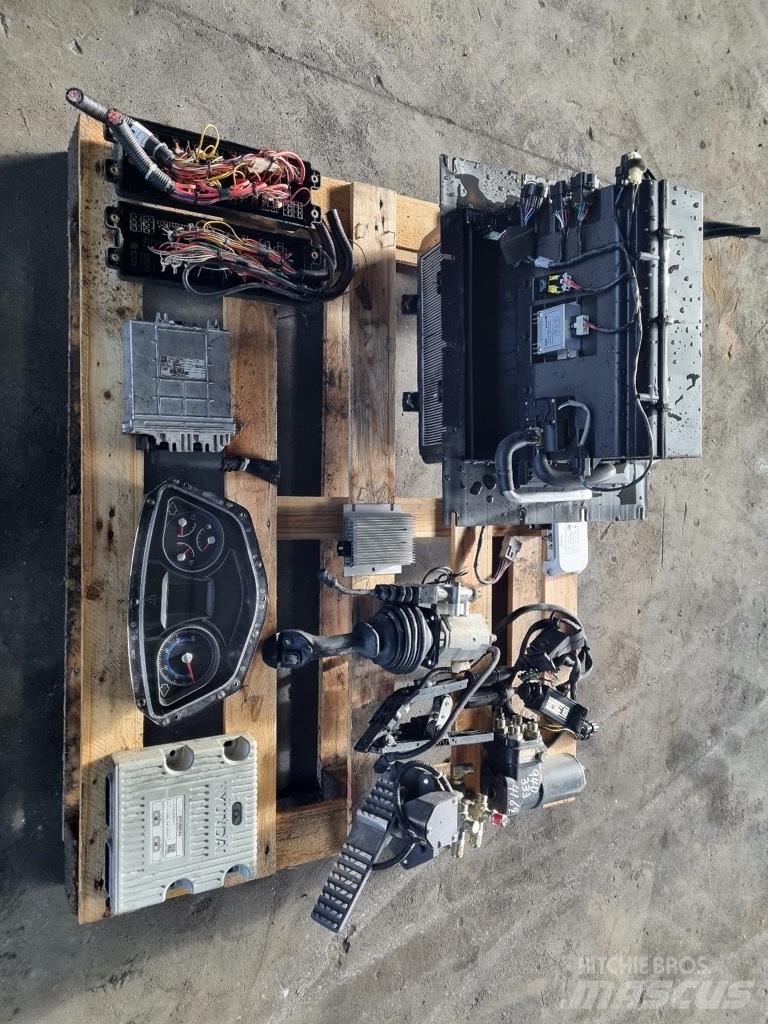 Hyundai HL 940 Electronics