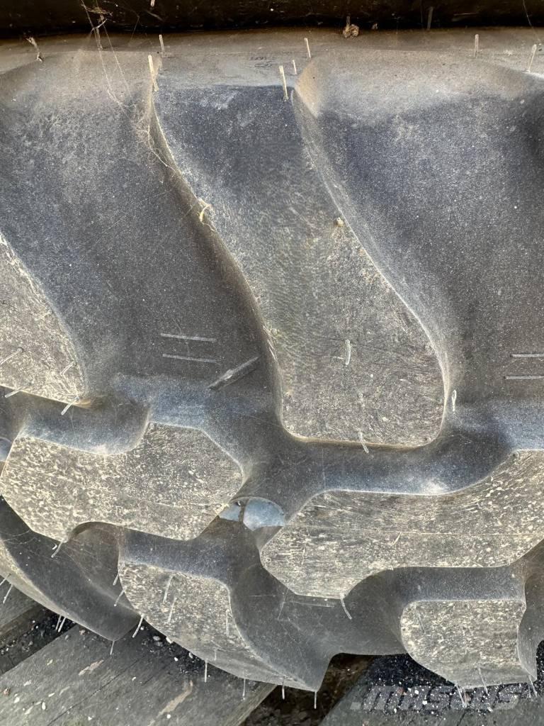 Dunlop 405/70R20 Tyres, wheels and rims